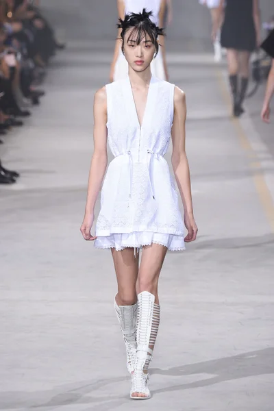 Look 16